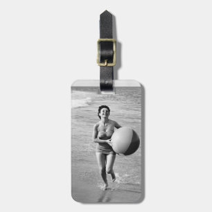 Etiqueta De Bagagem Mulher com uma bola de praia