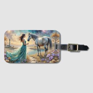 Etiqueta De Bagagem Mulher em vestido azul na praia com cavalo, farol.