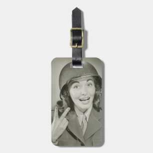Etiqueta De Bagagem Mulher que veste um capacete do exército