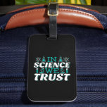 Etiqueta De Bagagem Na Science We Trust Cote - Professor<br><div class="desc">Na citação de Science We Trust. A ciência bonita, artística, engraçada fala com uma reviravolta religiosa. Arte tem microscópio e equipamento experimental de frasco para professora de ciências masculina ou feminina. > Use para a apreciação de professores de Ciência, Química, Biologia ou geek de Física, ou crianças nerd de cientistas....</div>