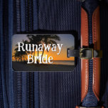 Etiqueta De Bagagem Noiva Fuja Funny Getaway<br><div class="desc">Se casar logo? Mantenha um senso de humor com esta mala engraçada. Torna fácil localizar sua bolsa,  também! Totalmente personalizável,  não se esqueça de personalizar o lado inverso com suas informações. Excelente de presente para um amigo ou parente.</div>