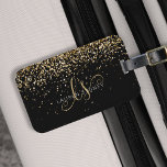 Etiqueta De Bagagem Nome do Monograma do Glitter Dourado<br><div class="desc">Etiqueta De Bagagem De Monograma Elegante Com Glitter Dourado. Personalize facilmente este design de etiqueta de mala-chic com elegante brilho dourado em fundo preto. O design apresenta seu monograma manuscrito com espirais bonito e seu nome.</div>
