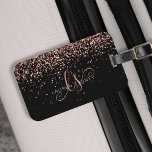 Etiqueta De Bagagem Nome do Monograma do Glitter Glitter Cor-de-Rosa r<br><div class="desc">Etiqueta de Bagagem de Monograma Elegante Elegante Com Rosa Glam Personalize facilmente este design de etiqueta de mala chica de tendências que apresenta brilho elegante rosa-ouro brilhante em fundo preto. O design apresenta seu monograma manuscrito com espirais bonito e seu nome.</div>