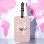 Etiqueta De Bagagem Nome do Monograma do Viajante do Mundo, Cor-de-Ros<br><div class="desc">estilo viagem com a etiqueta de bagagem do monograma do viajante mundial, cor-de-rosa, Na moda. Este acessório chic é perfeito para adicionar um toque pessoal à sua bagagem, com um moderno design cor-de-rosa com um monograma personalizável. Criada a partir de materiais duráveis, esta etiqueta de bagagem é construída para resistir...</div>