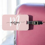 Etiqueta De Bagagem Nome do Monograma do Viajante do Mundo, Cor-de-Ros<br><div class="desc">estilo viagem com a etiqueta de bagagem do monograma do viajante mundial, cor-de-rosa, Na moda. Este acessório chic é perfeito para adicionar um toque pessoal à sua bagagem, com um moderno design cor-de-rosa com um monograma personalizável. Criada a partir de materiais duráveis, esta etiqueta de bagagem é construída para resistir...</div>