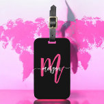 Etiqueta De Bagagem Nome do Monograma do Viajante Negro-Rosa-Quente<br><div class="desc">estilo viagem com a nossa Tag do Monograma do Viajante do Mundo Rosa Quente! Apresentando um vibrante design cor-de-rosa-quente e um plano de fundo do mapa mundial, esta etiqueta é personalizada com o seu nome e monograma numa letra chic. Perfeito para identificar sua bagagem rápida e facilmente, combina moda com...</div>