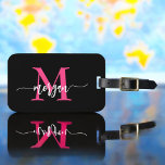 Etiqueta De Bagagem Nome do Monograma do Viajante Negro-Rosa-Quente<br><div class="desc">estilo viagem com a nossa Tag de Bagagem do Mapa Mundial de Viajantes Rosa Quente! Apresentando um vibrante design cor-de-rosa-quente e um plano de fundo do mapa mundial, esta etiqueta é personalizada com o seu nome e monograma numa letra chic. Perfeito para identificar sua bagagem rápida e facilmente, combina moda...</div>
