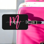 Etiqueta De Bagagem Nome do Monograma do Viajante Negro-Rosa-Quente<br><div class="desc">estilo viagem com a nossa Tag do Monograma do Viajante do Mundo Rosa Quente! Apresentando um vibrante design cor-de-rosa-quente e um plano de fundo do mapa mundial, esta etiqueta é personalizada com o seu nome e monograma numa letra chic. Perfeito para identificar sua bagagem rápida e facilmente, combina moda com...</div>