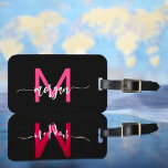 Etiqueta De Bagagem Nome do Monograma do Viajante Preto, Rosa Quente<br><div class="desc">estilo viagem com a nossa Tag de Bagagem do Mapa Mundial de Viajantes Rosa Quente! Apresentando um vibrante design cor-de-rosa-quente e um plano de fundo do mapa mundial, esta etiqueta é personalizada com o seu nome e monograma numa letra chic. Perfeito para identificar sua bagagem rápida e facilmente, combina moda...</div>