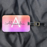 Etiqueta De Bagagem Nome inicial do monograma de metal com pinça rosa-<br><div class="desc">Pastel Ombre Cor-de-rosa,  Laranja e Púrpura Pincelada de Folha Metálica Nome do Monograma e Etiqueta de Bagagem Inicial. Esta etiqueta de mala é perfeita para Voltar à escola,  ao trabalho ou à viagem.</div>