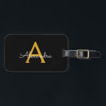 Etiqueta De Bagagem Nome Moderno do Monograma de Script Menino Dourado<br><div class="desc">Monograma Preto e Dourado Adicione seu próprio nome,  Senha de bagagem A etiqueta de sacola faz o doce doce presente de 16 anos,  casamento,  chá de panela,  chá de fraldas ou festa de solteira para alguém decorando seu quarto em estilo.</div>