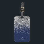 Etiqueta De Bagagem Nome Monograma Glitter Azul Marinho Prata Feminino<br><div class="desc">Almofada de Monograma e Inicial Prateada e Azul-Marinho com Brilho e Glitter. A etiqueta da mala faz o presente perfeito para aniversário de 16 anos,  casamento,  chá de noiva,  chá de bebê ou despedida de solteira para alguém que decora seu quarto com estilo.</div>