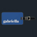 Etiqueta De Bagagem Nome Personalizado da Tipografia Azul Vibrante<br><div class="desc">estilo viagem com esta etiqueta de bagagem personalizada com um design minimalista moderno. O elegante nome da serifa se destaca contra um fundo azul vibrante, criando um olhar chic e eterno. Perfeito para viajantes frequentes, profissionais de negócios, estudantes e desempregados que desejam identificar facilmente suas bolsas. A parte traseira inclui...</div>