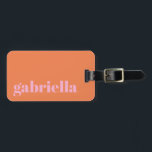 Etiqueta De Bagagem Nome Personalizado da Tipografia Cor-de-Rosa e Lar<br><div class="desc">estilo viagem com esta etiqueta de bagagem personalizada com um design minimalista moderno. O nome da serifa rosa elegante se destaca em um fundo laranja macio, criando um aspecto chic e eterno. Perfeito para viajantes frequentes, profissionais de negócios, estudantes e desempregados que desejam identificar facilmente suas bolsas. A parte traseira...</div>