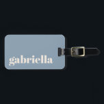 Etiqueta De Bagagem Nome Personalizado da Tipografia em Negrito com Tí<br><div class="desc">estilo viagem com esta etiqueta de bagagem personalizada com um design minimalista moderno. O elegante nome da serifa se destaca contra um fundo azul mudo, criando um aspecto chic e eterno. Perfeito para viajantes frequentes, profissionais de negócios, estudantes e desempregados que desejam identificar facilmente suas bolsas. A parte traseira inclui...</div>