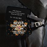 Etiqueta De Bagagem NUNCA CONFIE EM UMA Piada ATOM Science<br><div class="desc">MARCAS DE BAGAGEM CIENTÍFICA. Personalize a sua bagagem e ajude-o a encontrá-la na cinta mais facilmente com esta legal, moderna, etiqueta de bagagem inspirada na ciência. Projetado para todos os cientistas, professores de ciência, estudantes de ciência e, em suma, qualquer geek de ciência na sua vida (e isso inclui você)!...</div>