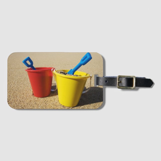 Etiqueta De Bagagem Pás e baldes no Sandy Beach (Frente Horizontal)