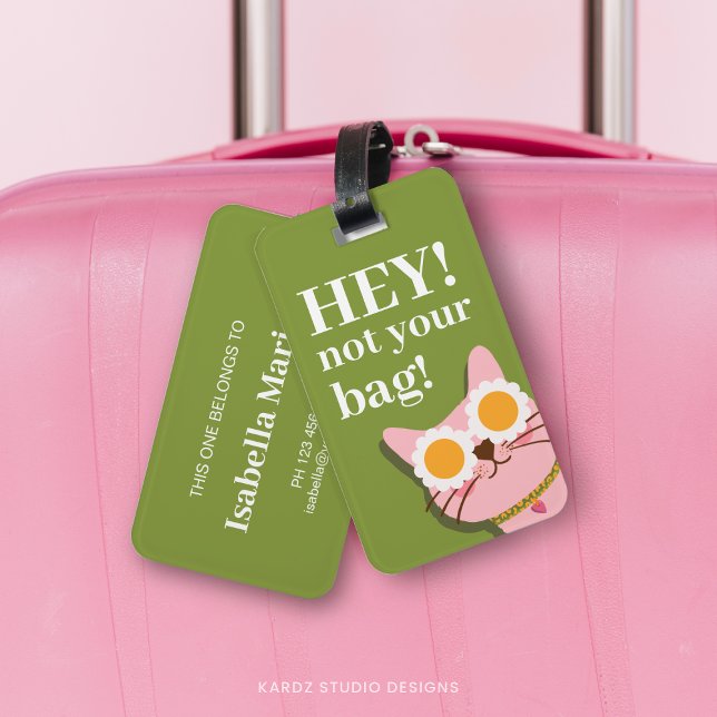 Etiqueta de Bagagem Personalizada de Gato Engraçad (Personalize this green funny cat luggage tag with your favorite cat lover friend´s name as a gift.)