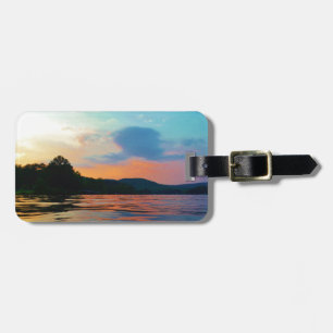 Etiqueta De Bagagem Pêssego e Sunset Azul no lago de montanha