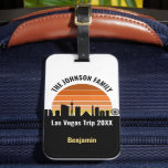 Etiqueta De Bagagem Pôr do Sol em Las Vegas Custom Vacation<br><div class="desc">Crachás de bagagem personalizados com a silhueta de Las Vegas ao pôr do sol para sua viagem em família ou despedida de solteiro na cidade das luzes. Aposte do nascer ao pôr do sol nesta cidade e lembre-se disso com este souvenir.</div>