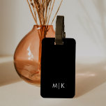 Etiqueta De Bagagem Preto & Branco | Monograma moderno<br><div class="desc">Este design de etiqueta de bagagem moderna apresenta um fundo preto rico,  com as suas iniciais em texto branco a negrito para uma aparência simples e na moda,  mas profissional.</div>