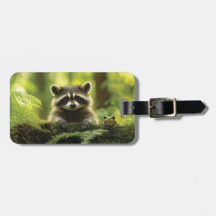 Etiqueta De Bagagem Raccoon Adorável e Pequim de Sapo sobre Mossy Log