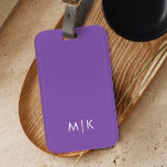 Etiqueta De Bagagem Roxo Violeta Escuro | Monograma Moderno<br><div class="desc">Este design de etiqueta de bagagem moderna apresenta um fundo violeta escuro roxo,  com suas iniciais em negrito texto branco para um olhar simples e colorido,  mas profissional.</div>