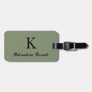 Etiqueta De Bagagem Sage Green Monogramas Adventure Aguarda o Favor do