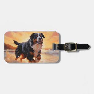 Etiqueta De Bagagem Sandy Paws Bernese Mountain Dog em Beach Sunset