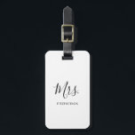 Etiqueta De Bagagem Simples Black White Sra. Sobrenome Nova Noiva<br><div class="desc">Uma simples etiqueta de bagagem com "Sra." em um roteiro elegante junto com seu sobrenome de preto sobre um fundo branco. Esta etiqueta de bagagem moderna faz o presente perfeito para uma noiva recém-casada para a lua de mel.</div>