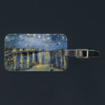Etiqueta De Bagagem Starry Night Vincent van Gogh<br><div class="desc">Algodão em Cordeville. Vincent Willem van Gogh. Paisagem noturna em tons azuis e amarelos escuros. Há uma ponte sobre o rio. No primeiro plano,  um homem e uma mulher caminham pelo cais. As estrelas estão brilhando no céu. Reprodução de famosas imagens de arte no dominio público.</div>