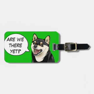 Etiqueta De Bagagem Tag customizável feliz do cão preto e tan de Shiba