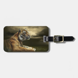 Etiqueta De Bagagem Tigre olhando e sentando sob um céu dramático
