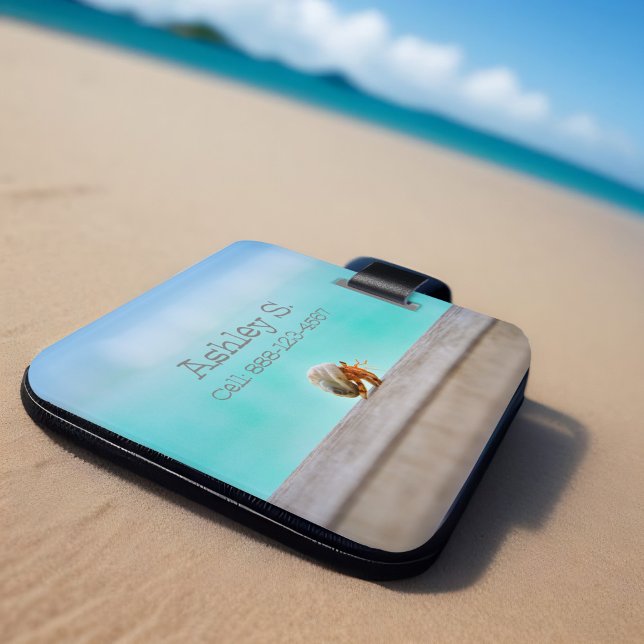 Etiqueta De Bagagem Tranquil Hermit Crab Beach Viagem Aqua Seashell (Tropical hermit crab in white sea shell personalized luggage tag aqua ocean water & weathered wood)