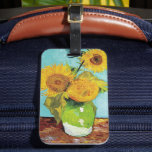 Etiqueta De Bagagem Três girassóis | Vincent van Gogh<br><div class="desc">Três Girassóis (1888), de Vincent van Gogh, é uma vida estática vibrante que apresenta os batimentos grossos da assinatura do artista e o uso ousado da cor. A pintura apresenta três girassóis em um vaso simples, suas pétalas ouros contrastando com o fundo azul aqua. A vívida paleta amarela de Van...</div>