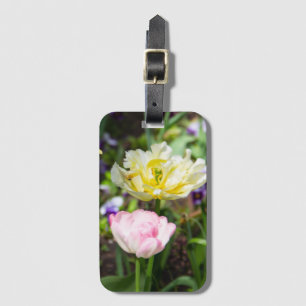Etiqueta De Bagagem Tulipas brancas, cor-de-rosa e amarelas no jardim