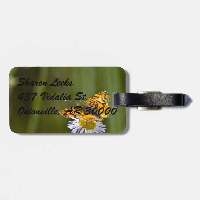 Etiqueta De Bagagem Uma borboleta sobre uma flor (Traseira Horizontal)