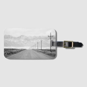 Etiqueta De Bagagem Uma estrada solitária e montanhas das linhas