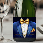 Etiqueta de Champanhe de Nascimento do Tuxedo Dour<br><div class="desc">Comemore em estilo com nossa etiqueta de garrafa de champanhe azul e de tuxedo dourado com um sofisticado design de smoking azul com arco azul e azul e um quadrado de bolso correspondente. O texto do roteiro elegante adiciona um toque de classe, perfeito para qualquer aniversário formal, festa ou evento....</div>