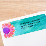 Etiqueta de Endereço de Devolução de Casamento Flo<br><div class="desc">Esta etiqueta colorida de endereço de retorno de casamento é decorada com uma pintura de aquarela original de uma flor em tons de rosa e roxo sobre um fundo de turquesa. Facilmente personalizável com seus nomes e endereços. Use a opção Personalizar mais para alterar o tamanho, o estilo ou a...</div>