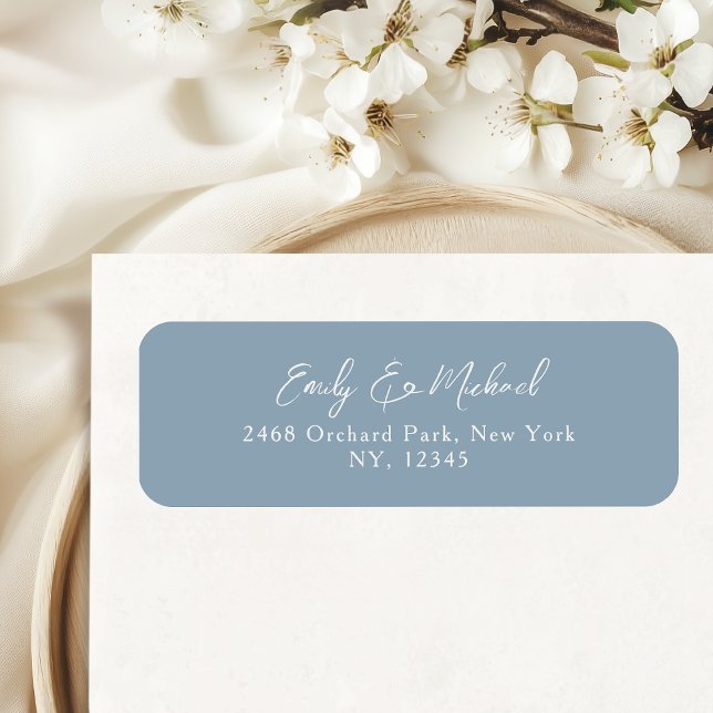 Etiqueta de Endereço de Devolução de Casamento Sim (Elegant and minimal white  typography on dusty blue background - a timeless classic)