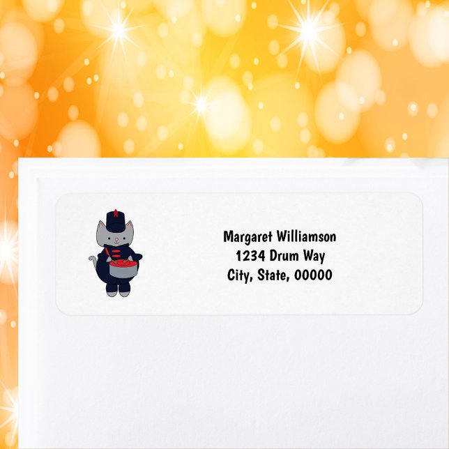 Etiqueta de Endereço de Devolução Gato Banda Azul  (A return address label with a cat playing the drum in a navy blue & red marching band uniform.)