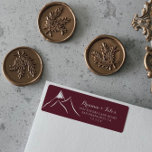 Etiqueta de Endereço de Devolução White Mountain<br><div class="desc">Esta etiqueta de endereço de volta da montanha branca e burgundy é perfeita para um casamento rústico. O design apresenta montanhas limpas pintadas manualmente.</div>