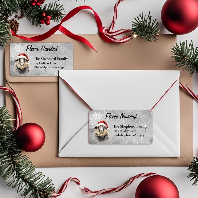 Etiqueta de Endereço de Natal Ovelha Santa Fleece  (Fleece Navidad Address label with Santa Hat Sheep on a gray snowy background
)