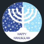 Etiqueta de Hanukkah Menorah<br><div class="desc">Um menorah gráfico branco de Hanukkah senta-se contra um fundo azul invernal nesta etiqueta. Dois tons do azul adicionam o contraste aos flocos de neve e às estrelas do fundo. Adicione sua própria mensagem personalizada de Hanukkah embaixo e comece-a colar esta etiqueta em tudo! Disponível no porte postal de harmonização,...</div>
