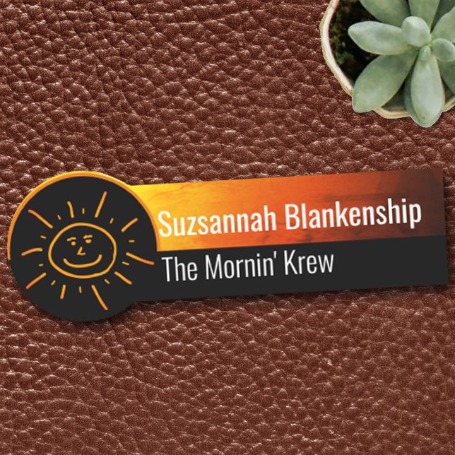 Etiqueta De Nome Fundo Amarelo Laranja Divertido com Sol desenhado  (Criador carregado)