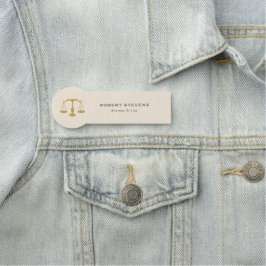 Etiqueta De Nome Menino bege minimalista e escala de justiça Dourad