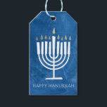 Etiqueta de Presente de Hanukkah Azul Moderno Meno<br><div class="desc">Esta etiqueta de presente Feliz Chanucá apresenta uma ilustração menorah moderna e divertida que se destaca em um fundo texturizado em azul (ou QUALQUER COR de sua escolha usando o botão "personalizar"!). O backer é branco com texto personalizável na área "de" para tags úteis e pré-impressas ou você pode limpar...</div>