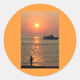 Etiqueta do por do sol da terra e do mar
