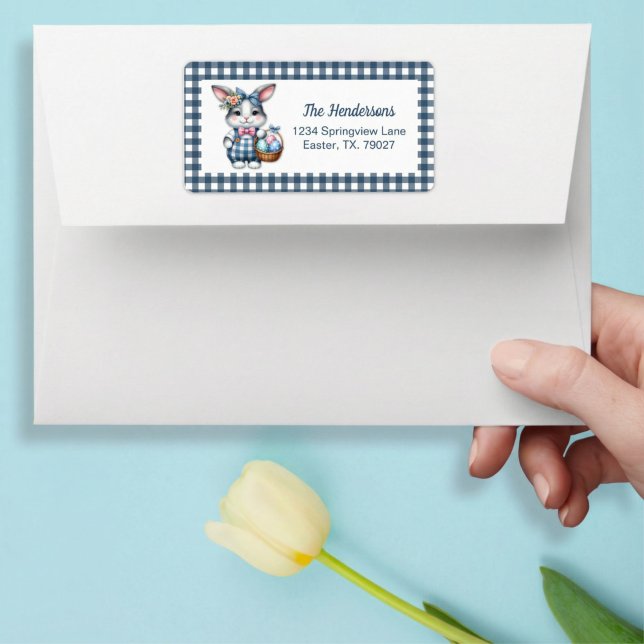 Etiqueta Easter Bunny with Basket of Eggs on Blue Gingham (Criador carregado)